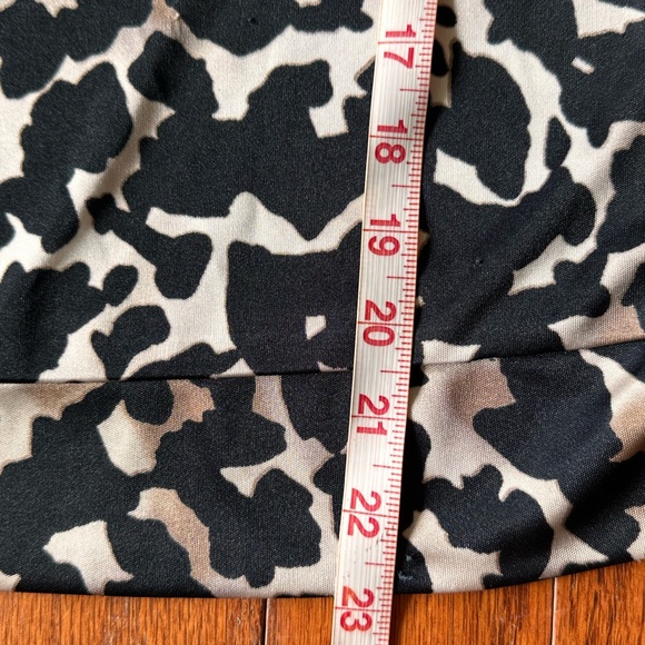 Black and cream animal print sleeveless top. Size small - Picture 6 of 8